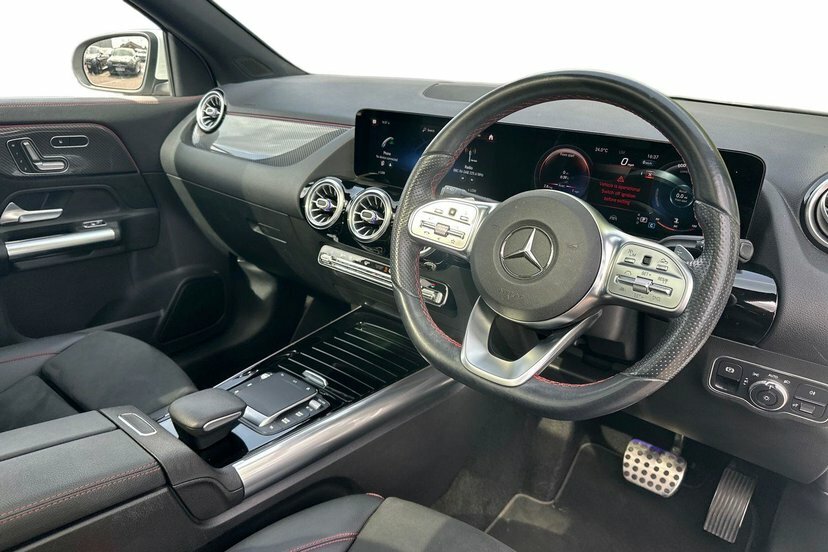 Mercedes-Benz GLA Class Gla250 Amg Line Premium Plus White #5