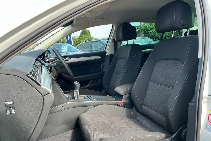 Volkswagen Passat 2.0 Tdi Se Nav Scr 150Ps Estate Black #21