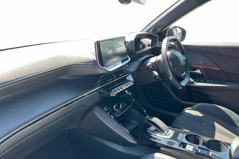 Peugeot e-2008 50Kwh Gt Suv 136 Ps Black #2