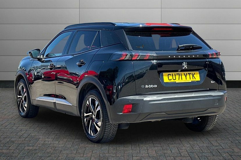 Peugeot e-2008 50Kwh Gt Suv 136 Ps Black #3