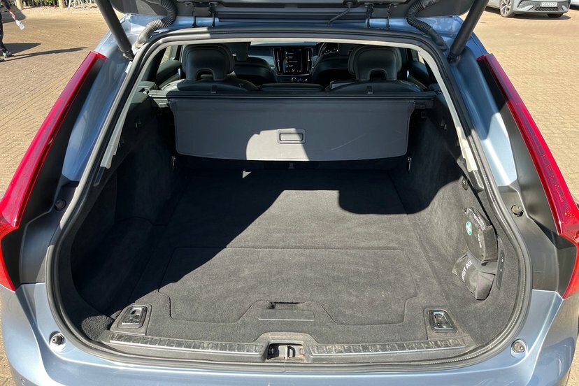 Volvo V90 D4 R-design Adaptive Cruise, Heated Seats, Park A White #9