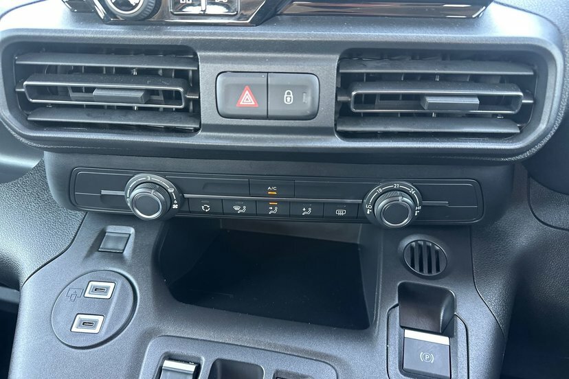Citroen e-Berlingo 50Kwh Flair XL 7.4Kw Charger #22