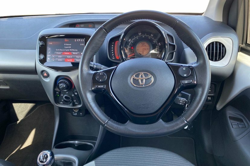 Toyota Aygo 1.0 Vvt-i X-play Hatchback 71 P White #6