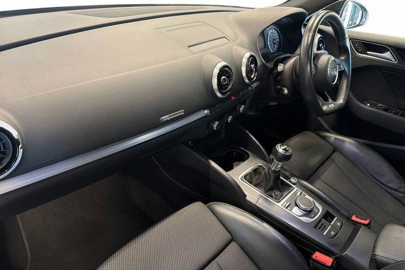 Audi A3 1.5 Tfsi Cod 35 S Line Sportback Black #2