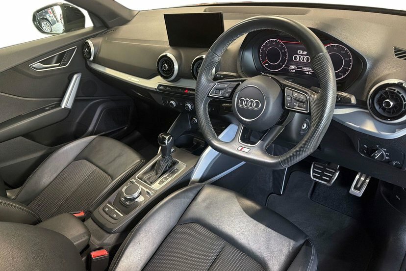 Audi Q2 1.5 Tfsi Cod 35 Black Edition Suv S Tro Black #6
