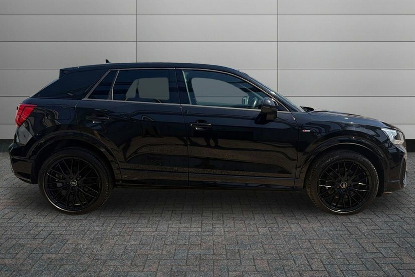 Audi Q2 1.5 Tfsi Cod 35 Black Edition Suv S Tro Black #4
