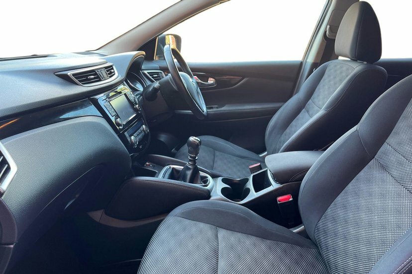 Nissan Qashqai 1.5 Dci N-connecta Suv 2Wd 110 FX17SXH Black #2