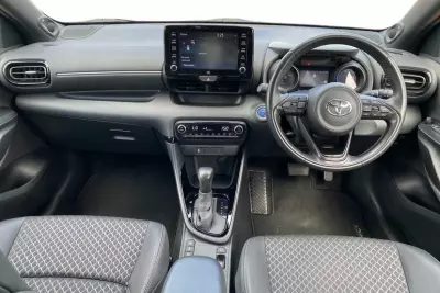 Toyota Yaris 1.5 Vvt-h Design Hatchback Hybrid E-cvt White #9