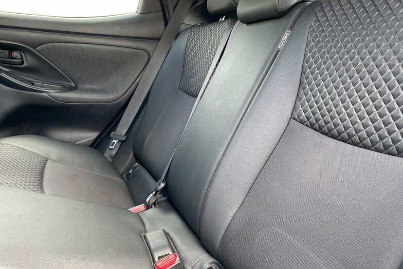 Toyota Yaris 1.5 Hybrid Design Cvt Black #24