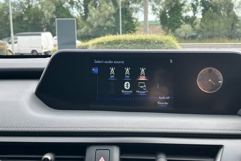Lexus UX 2.0 250H Takumi Suv Hybrid E Cvt 184 White #24