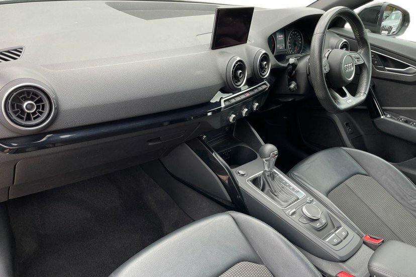 Audi Q2 1.5 Tfsi Cod 35 Black Edition Suv S Tro Black #2