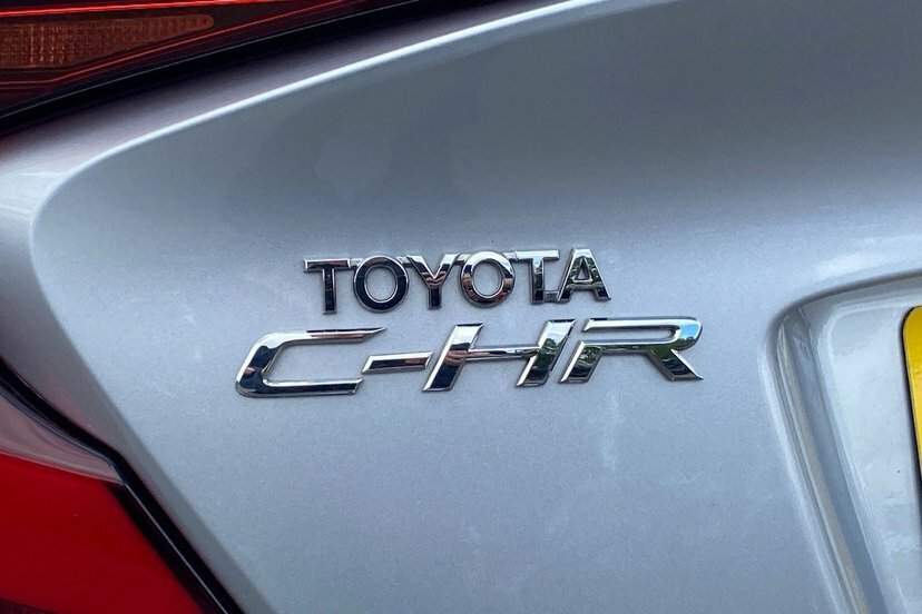 Toyota C-Hr 1.8 Hybrid Design Cvt White #25