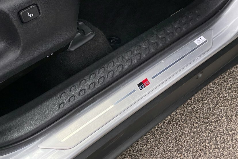 Toyota C-Hr 1.8 Hybrid Design Cvt White #53