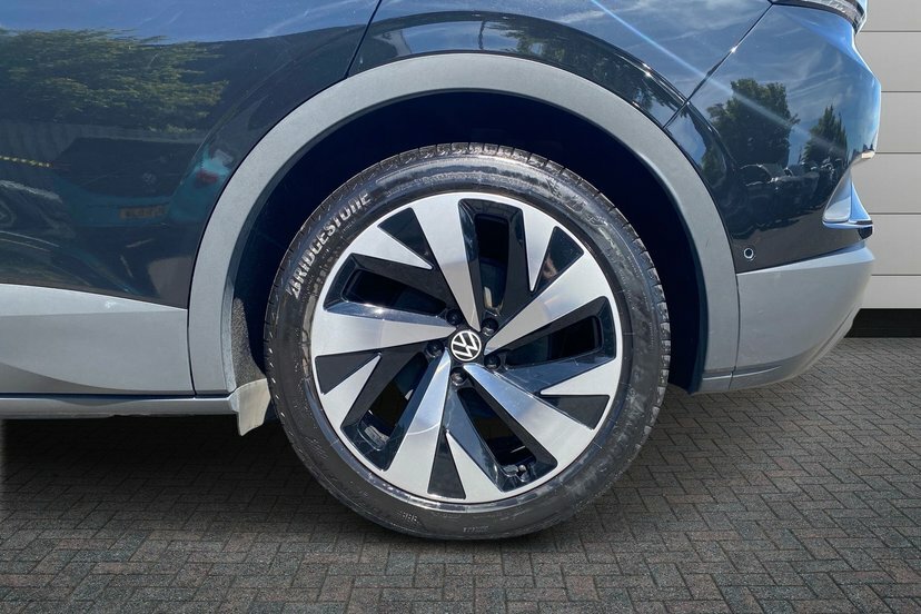 Volkswagen ID.4 Pro Performance 77Kwh Family Suv Black #5