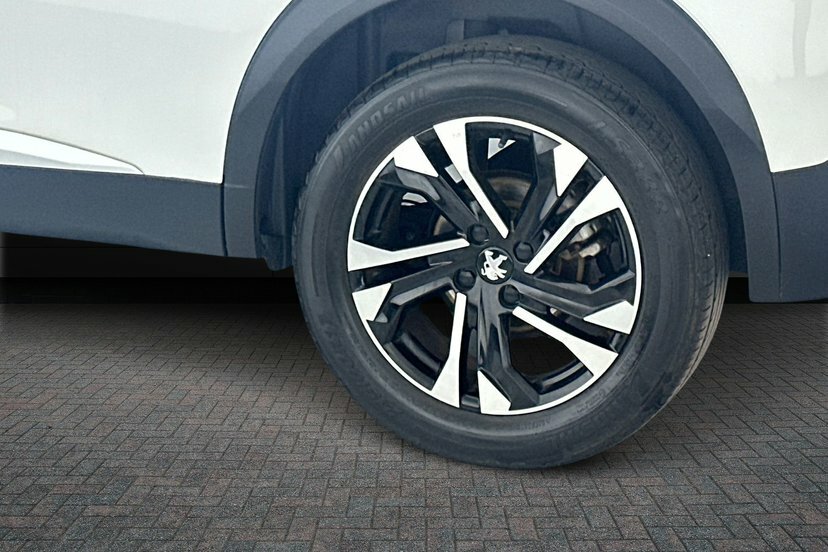 Peugeot 2008 1.2 Puretech Allure Premium Suv White #5