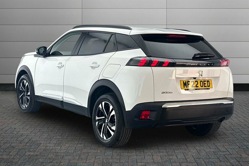 Peugeot 2008 1.2 Puretech Allure Premium Suv White #3