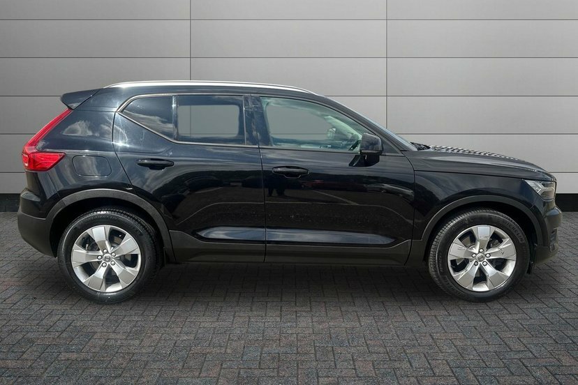 Volvo XC40 2.0 T4 Momentum Suv Awd 190 Ps EK20NVA Black #4