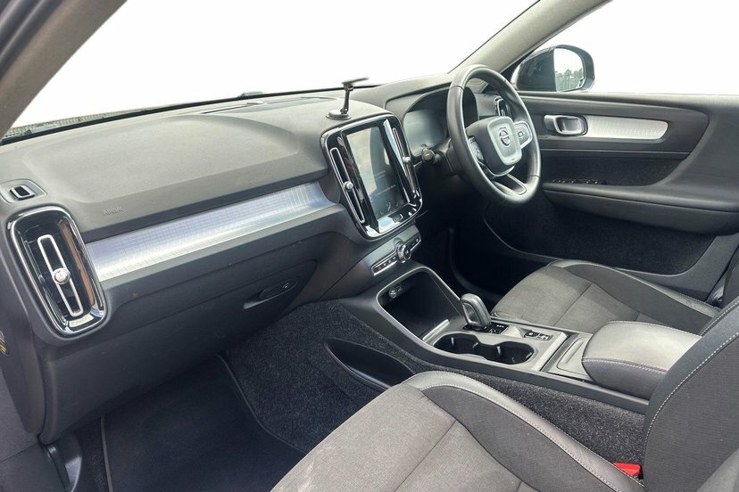 Volvo XC40 2.0 T4 Momentum Suv Awd 190 Ps EK20NVA Black #2