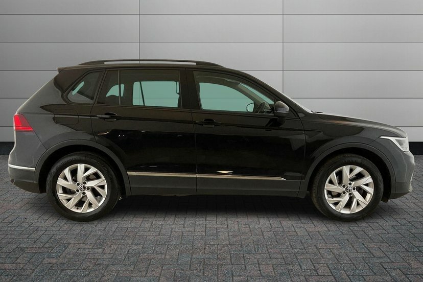 Volkswagen Tiguan 1.5 Tsi Life Suv 130 Ps GF72XBW Black #4