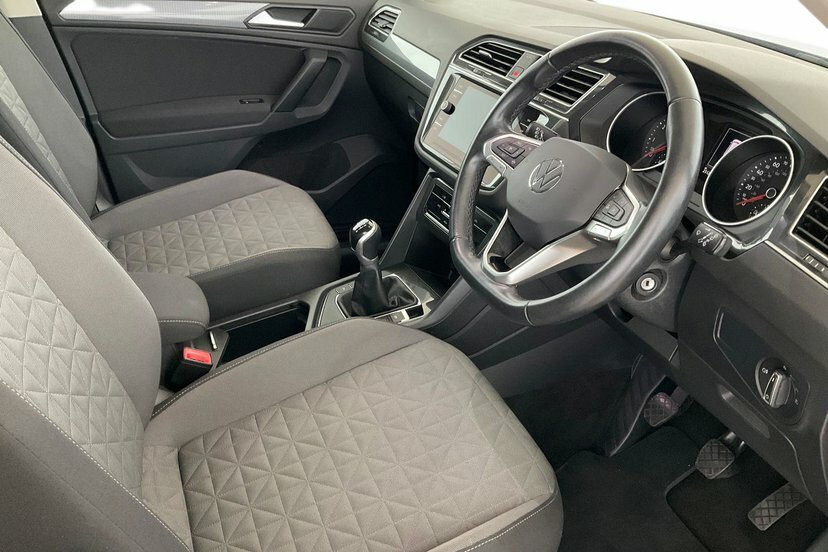 Volkswagen Tiguan 1.5 Tsi Life Suv 130 Ps GF72XBW Black #6