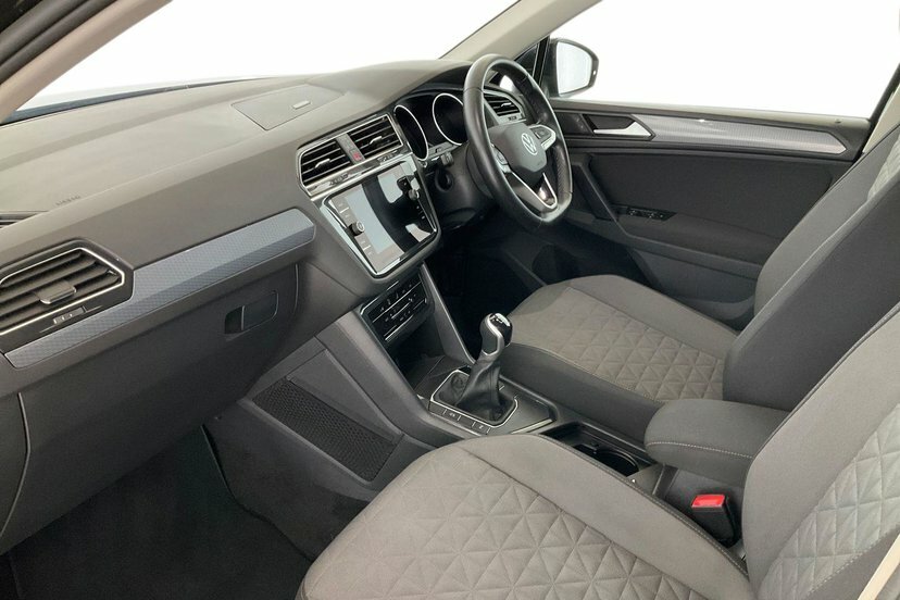 Volkswagen Tiguan 1.5 Tsi Life Suv 130 Ps GF72XBW Black #2