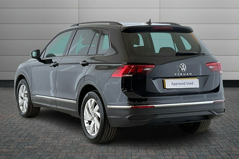 Volkswagen Tiguan 1.5 Tsi Life Suv 130 Ps GF72XBW Black #3
