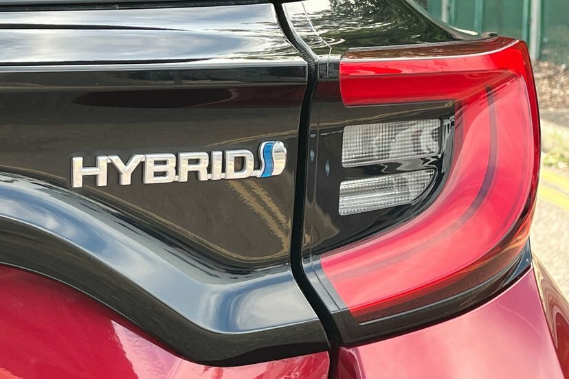 Toyota Yaris 1.5 Hybrid Icon Cvt White #28