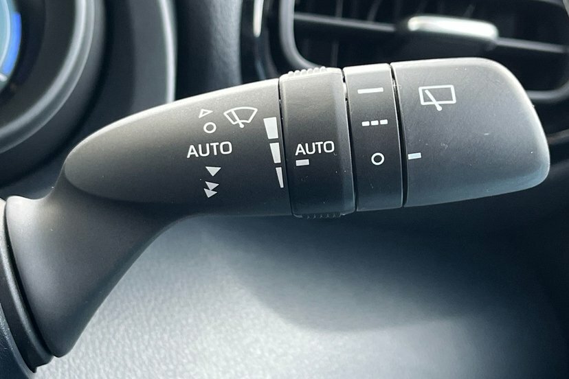 Toyota Yaris 1.5 Hybrid Icon Cvt White #31