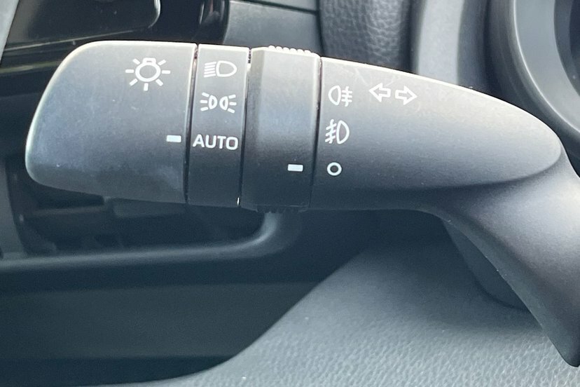 Toyota Yaris 1.5 Hybrid Icon Cvt White #32