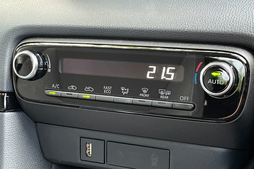 Toyota Yaris 1.5 Hybrid Icon Cvt White #37