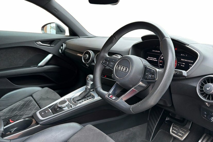 Audi TT 2.0 Tfsi 40 Black Edition Coupe S Troni Red #6