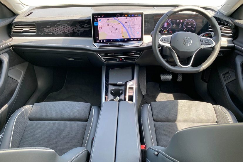 Volkswagen Passat 1.5 Etsi Mhev R-line Estate Hybrid Dsg Red #8