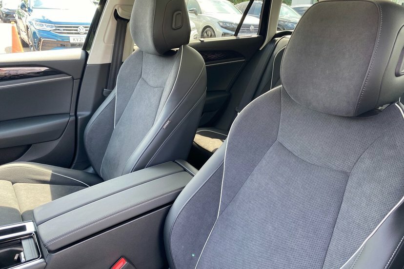 Volkswagen Passat 1.5 Etsi Mhev R-line Estate Hybrid Dsg Red #16