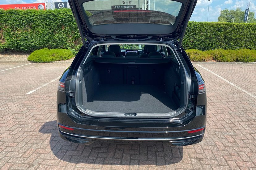 Volkswagen Passat 1.5 Etsi Mhev R-line Estate Hybrid Dsg Red #12