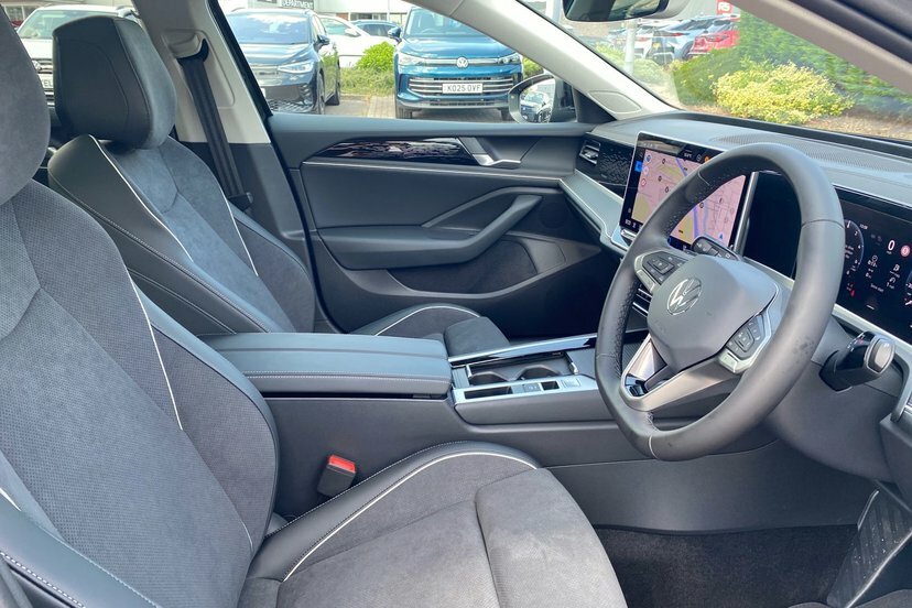 Volkswagen Passat 1.5 Etsi Mhev R-line Estate Hybrid Dsg Red #20