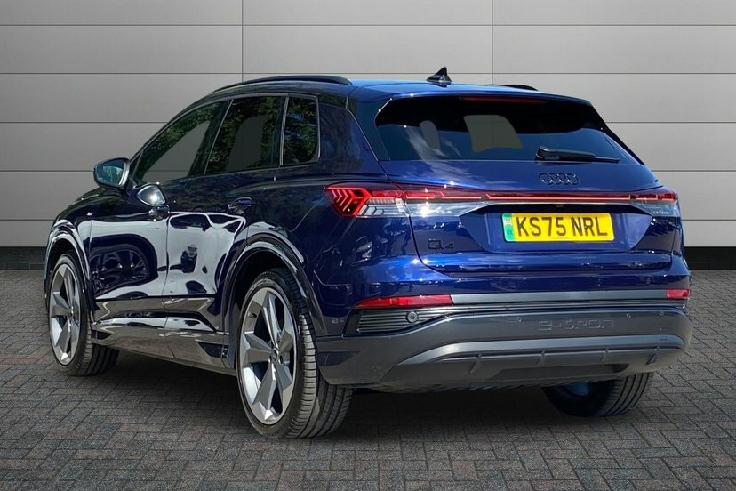 Audi Q4 E Tron 45 Black Edition Suv 82Kwh 286 KS75NRL Blue #3