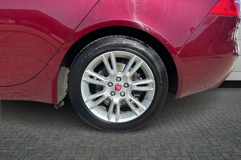 Jaguar XE 2.0D Prestige Saloon 180 Ps Red #5