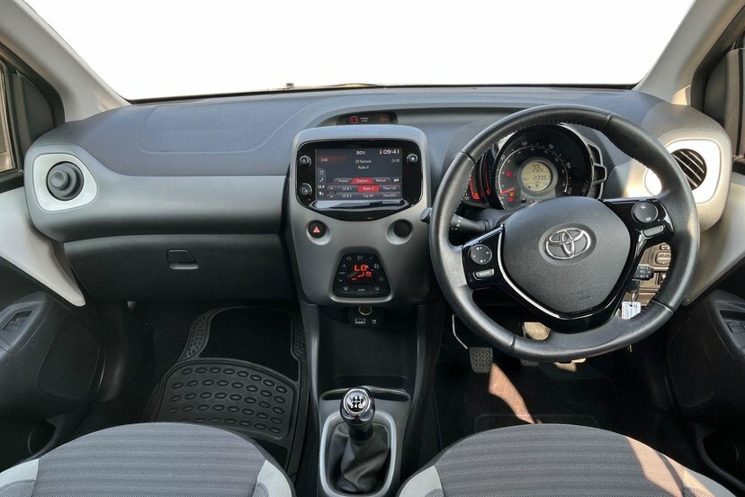 Toyota Aygo 1.0 Vvt-i X-trend Hatchback 71 White #6