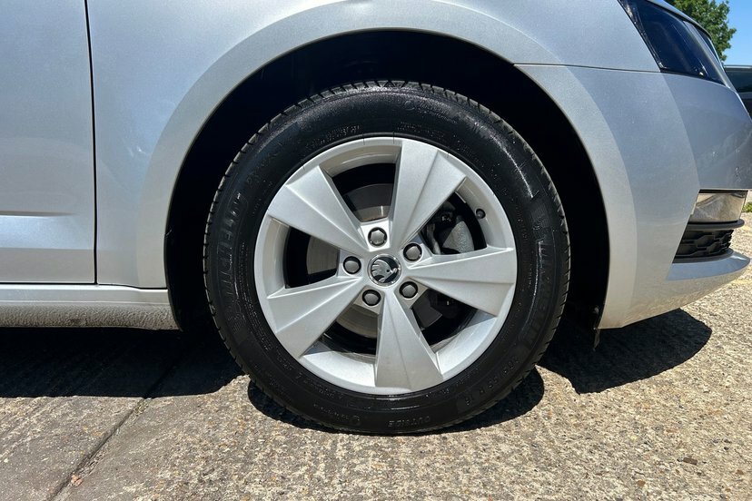 Skoda Octavia  White #10