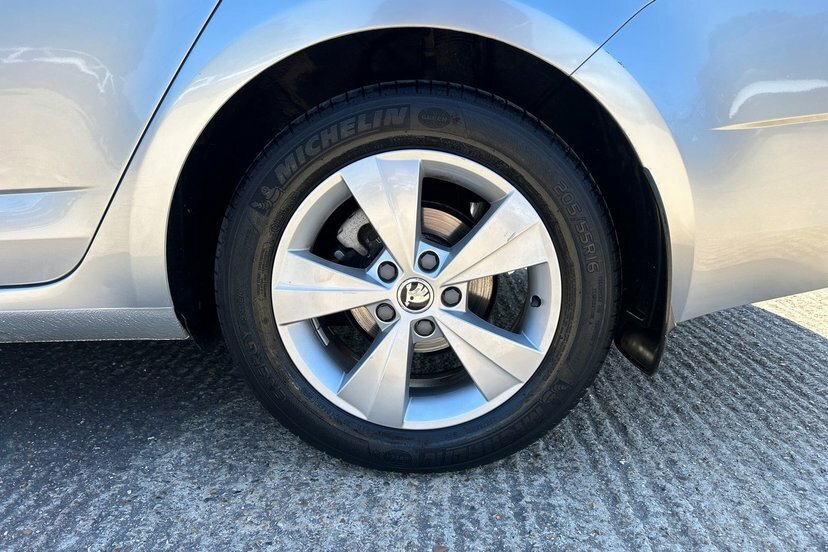 Skoda Octavia  White #12