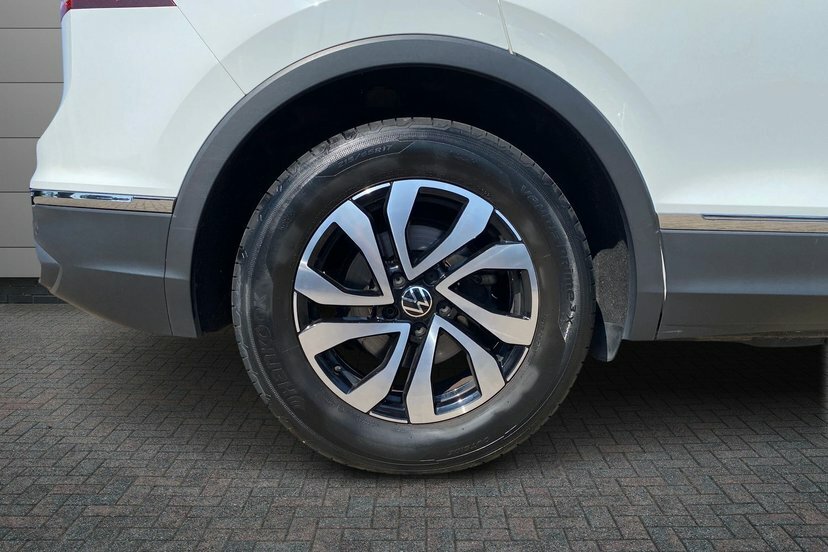 Volkswagen Tiguan 1.5 Tsi Active Suv 150 Ps White #5