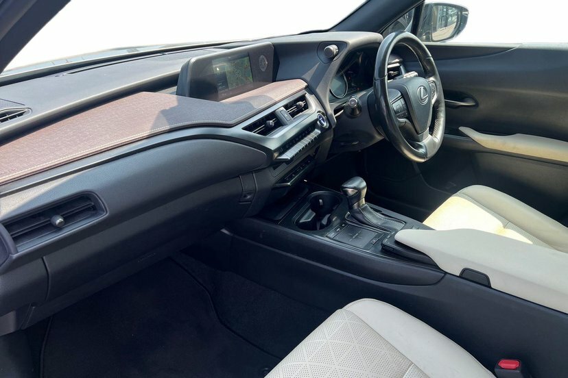 Lexus UX 250H E4 2.0 Takumi Cvt Hatchback SP19ZVF White #2