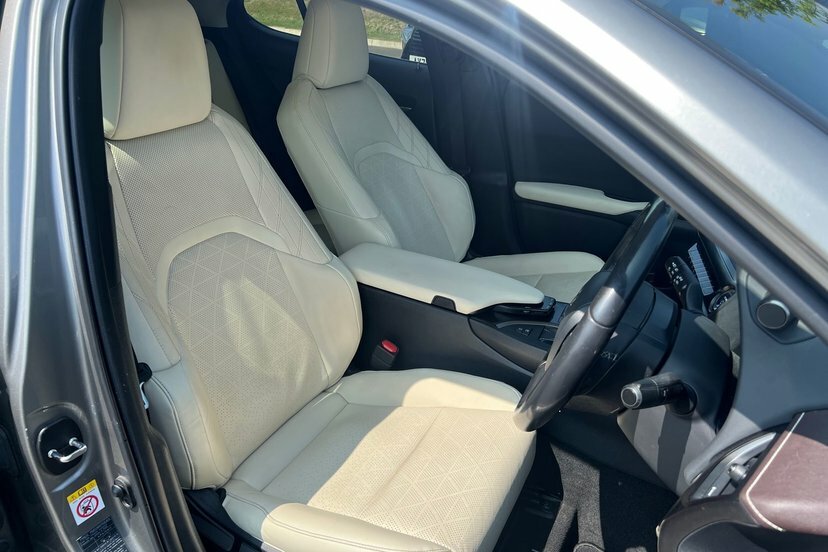 Lexus UX 250H E4 2.0 Takumi Cvt Hatchback SP19ZVF White #24