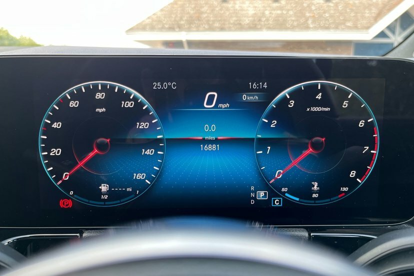 Mercedes-Benz GLA Class Gla200 Amg Line Executive Suv FX72OWA White #6