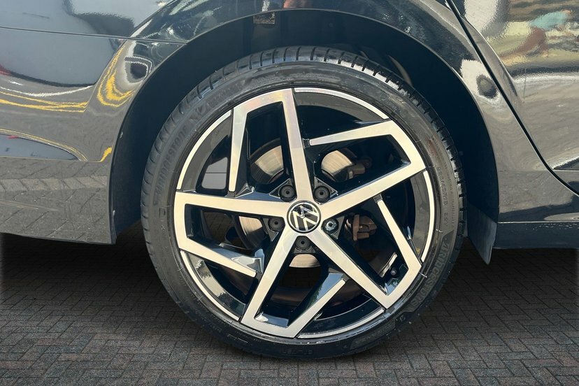 Volkswagen Golf 1.5 Etsi Mhev Style Estate Hybrid Dsg Black #5