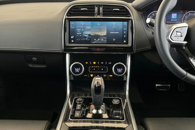 Jaguar XE D200 Mhev R-dynamic Se Black Grey #14