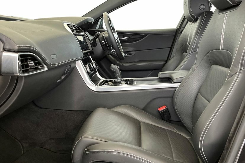 Jaguar XE 2.0 P250i R-dynamic Hse Black Saloon Au Black #3