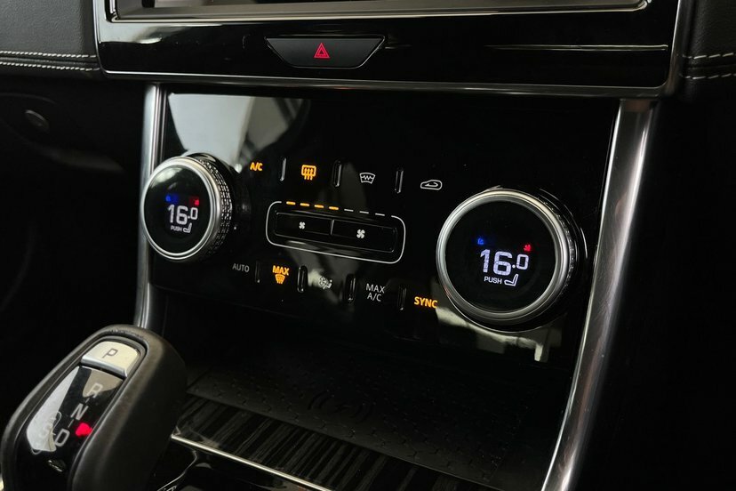Jaguar XE D200 Mhev R-dynamic Se Black Grey #37