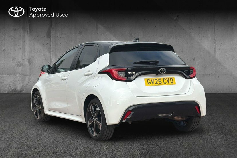 Toyota Yaris 1.5 Vvt-h Premiere Edition E-cvt Black #4