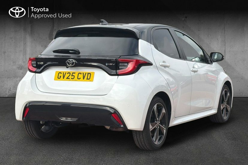 Toyota Yaris 1.5 Vvt-h Premiere Edition E-cvt Black #2